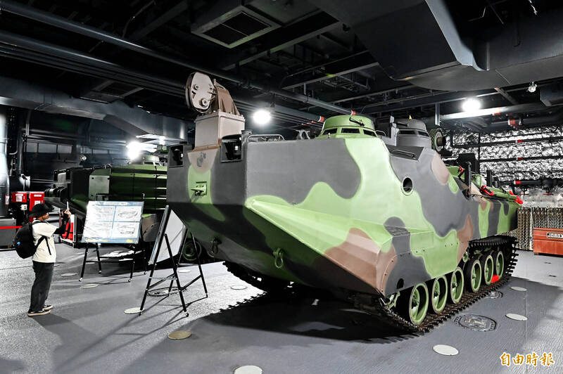 玉山軍艦的塢倉內除了可搭載登陸艇，塢槽乾區可停放AAV7兩棲突擊載具。（記者李惠洲攝）
