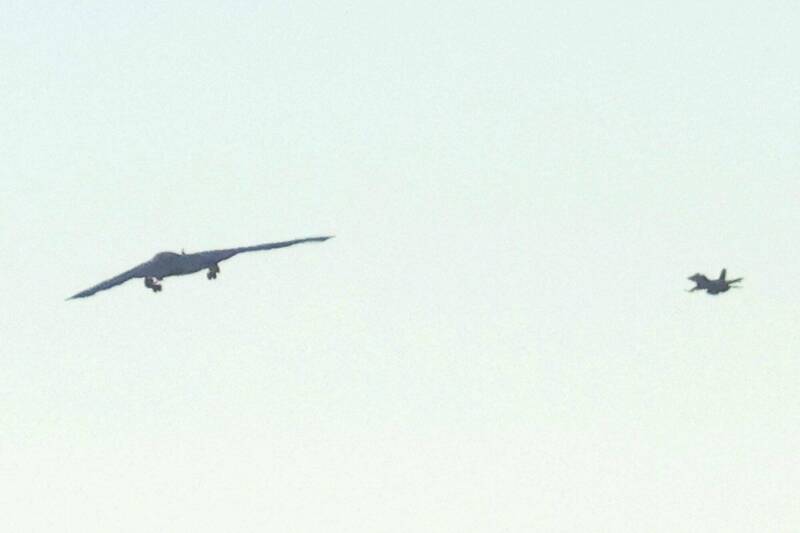B-21升空後由F-16戰鬥機伴飛（路透）