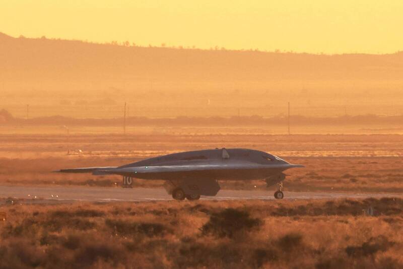 B-21轟炸機在跑道上準備起飛。（路透）