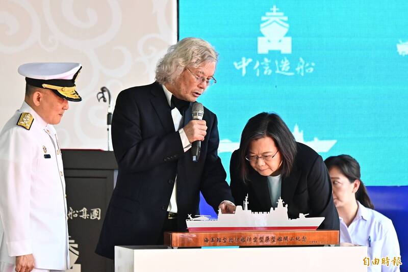 中信董事長韓碧祥（中）介紹鋼板切割工法，總統蔡英文彎腰觀察並仔細聆聽。左為海軍司令唐華上將。（記者李惠洲攝）