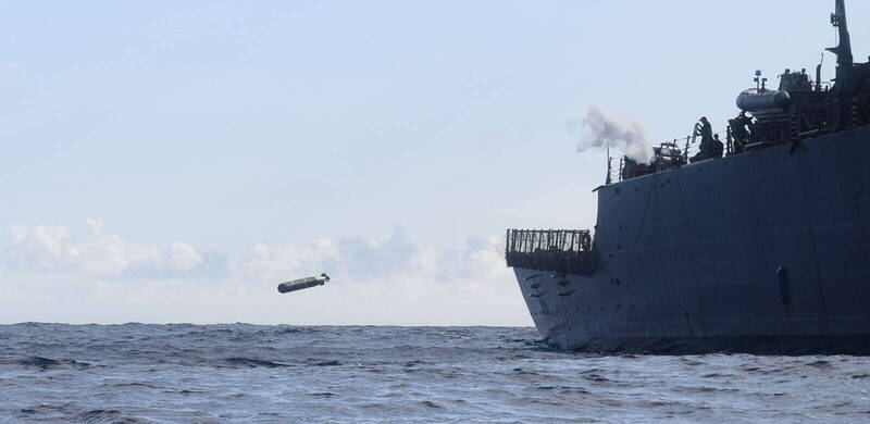 MK-54輕型魚雷可由反潛機投放，亦可自水面艦施放遂行反潛任務。（取自波音官網）