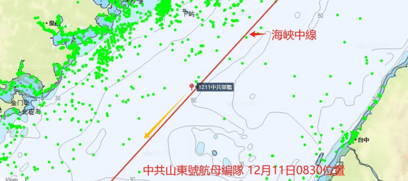 中共山東艦穿越台灣海峽，軍事粉專記錄航跡貼著中線。（Taiwan Adiz提供）