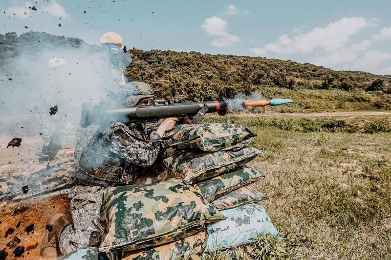 憲兵發射反裝甲火箭彈的畫面相當震撼。（取自國防部發言人臉書）