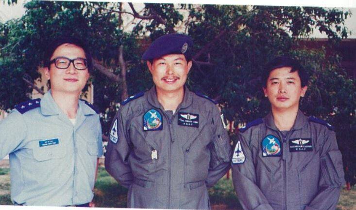 大漠中隊第12梯次隊長周紹龍（中）丶副隊長兼訓練官蔣才宇丶隊上醫官合影。周丶蔣兩位飛行員身上服裝的軍徽及「R.S.A.F」字樣，代表的是沙烏地阿拉伯皇家空軍，其軍階的標識也與我國空軍不同。（大漠隊員提供）