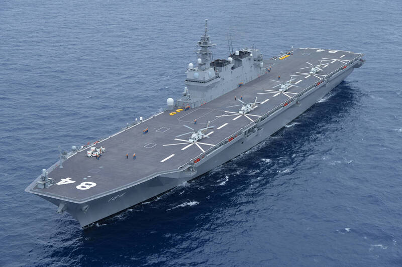改裝前的出雲級「加賀號」護衛艦，艦艏甲板處與現今情形明顯不同。（日本海上自衛隊官網）
