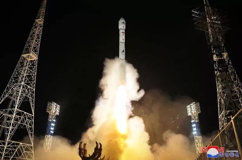 北韓去年成功發射間諜衛星「萬里鏡一號」，北韓領導人金正恩揚言，今年將再發射3顆間諜衛星。（法新社）