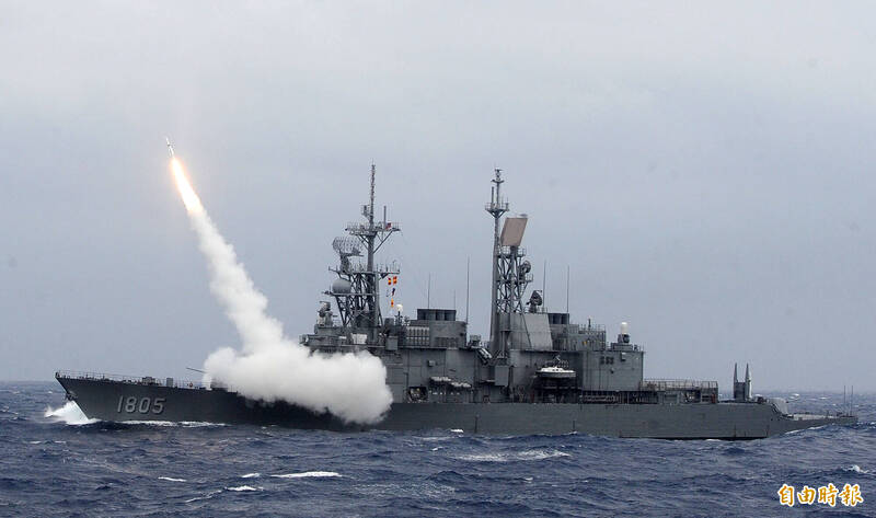 基隆級驅逐艦馬公艦於實兵、實彈操演時發射標準二型飛彈。（資料照）