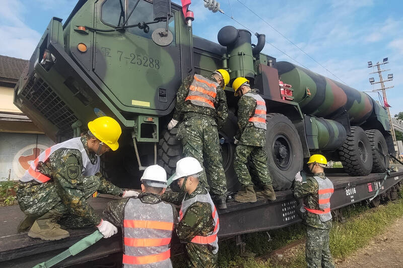 目前國軍的油灌車，主要以美軍重型增程機動戰術卡車的M978重型油罐車衍伸型為主。（軍聞社）