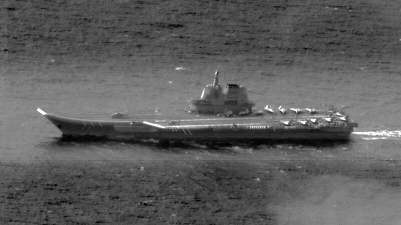 中共解放軍近年頻繁穿越我國海、空域識別區，對於離島防務形成巨大壓力。圖為國防部去年10月公布的中共「山東號」偵照影像，當時該航艦駛經東沙島比鄰的巴士海峽，引起國軍高度警戒。（國防部提供）