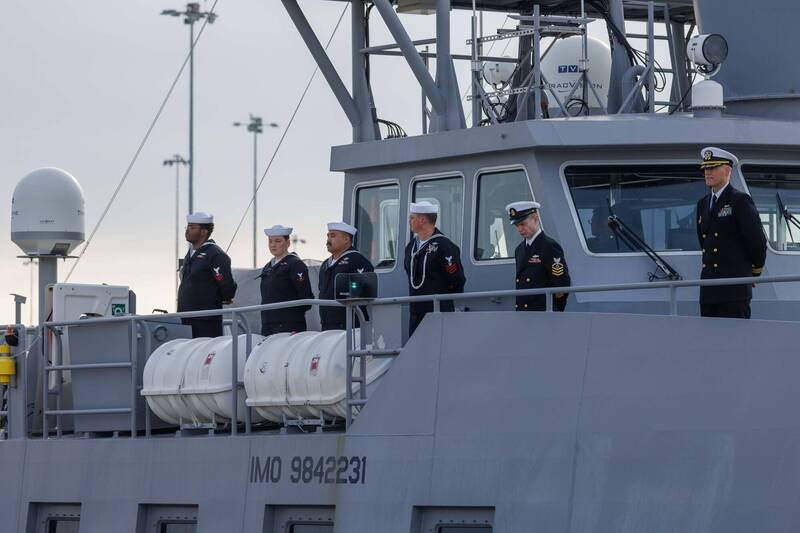 「無人艦第一分隊」所屬「槍騎兵號」無人艦船組員。槍騎兵號為「可載人」（optionally manned）無人艦，可在船組員上艦但不駕駛的情況下展開自主航行。（美軍DVIDS網站）