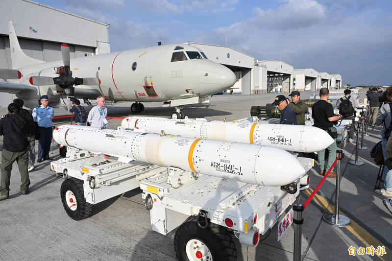 「國軍113年春節加強戰備」空軍第六聯隊30日展示P-3C反潛機可用飛彈，包括魚叉反艦飛彈。（記者塗建榮攝）