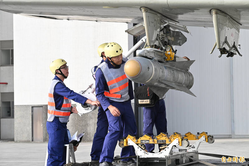 「國軍113年春節加強戰備」空軍第六聯隊30日進行P-3C反潛機小牛飛彈潛力裝掛操演。（記者塗建榮攝）