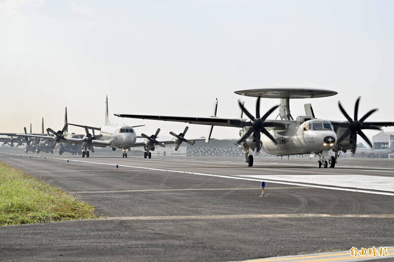 E-2K型空中預警管制機。（記者塗建榮攝）
