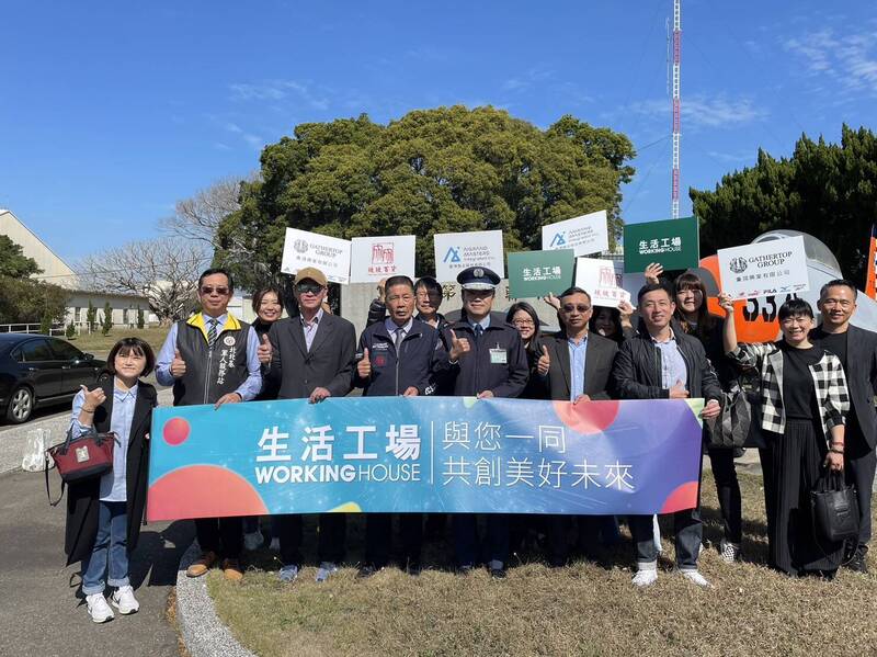 年節將至，數家民間企業代表組成敬軍團，新北市軍人服務站站幹部的陪同下，前往臺中地區駐軍實施春節敬軍慰問；此外，前陸軍政戰主任、退役中將曾有福亦陪同出席慰問。（軍聞社提供）