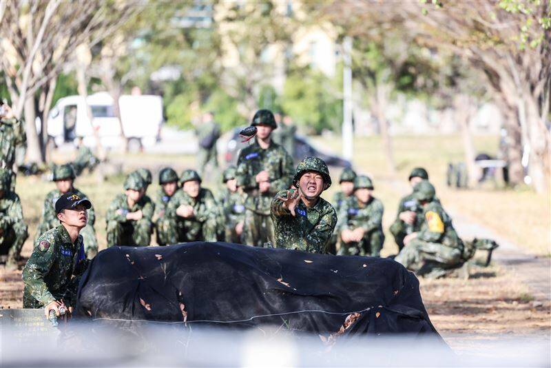 在手榴彈投擲的基本教練中，役男聽聞「投彈」口令後，便以滑步、交叉步並用的投擲步伐，在立姿、跑姿和野戰門窗投擲訓練中完成整套程序。（青年日報提供）