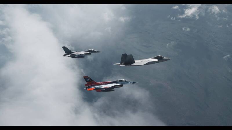 美國空軍後勤、採購暨技術部門助理部長亨特（Andrew Hunter）表示，無人戰機的「軟體」開發難度高，但同時也是促進美軍和國際盟友進一步合作研發「忠誠僚機」的契機。圖為X-62A無人戰機系統先導驗證機（橘色機身塗裝），去年3月與F-22、F-16編隊飛行。（擷自美軍DVIDS影片）