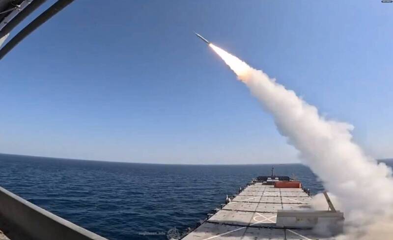 伊朗伊斯蘭革命衛隊日前與伊朗海軍、空軍部隊合作，從一艘名為「伊朗伊斯蘭革命衛隊」的國營貨櫃輪發射兩枚疑似「法塔赫」系列彈道飛彈，這些飛彈分別被安裝在一個標準貨櫃中，並單獨固定於貨輪上。（圖片擷取自@mhmiranusa的X影片）