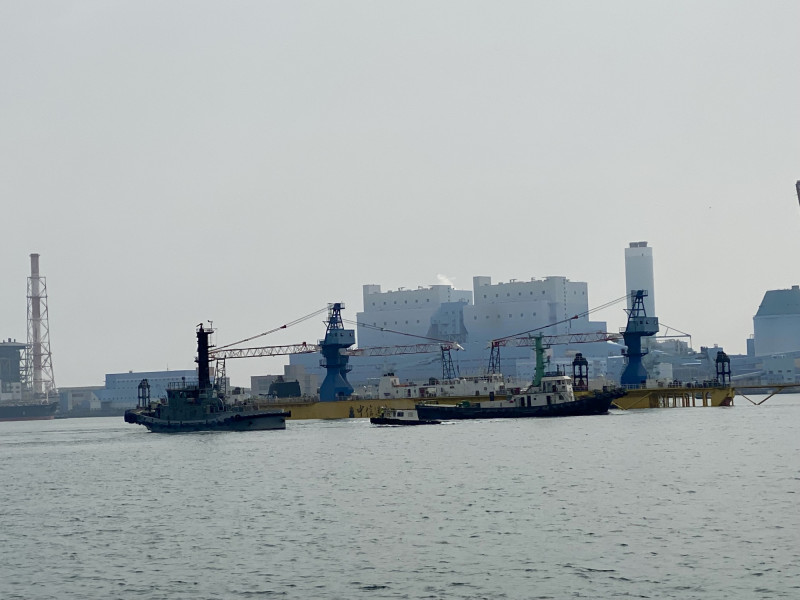 軍方及民間拖吊船合力協助拖帶。（記者洪臣宏攝）