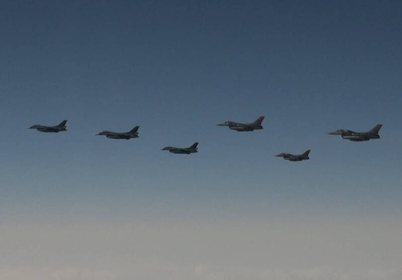 2023年4月13日，日本航空自衛隊第7航空聯隊的F-2戰機與美國第35戰機聯隊的F-16戰機在日本海上空舉行聯合軍演。（路透）