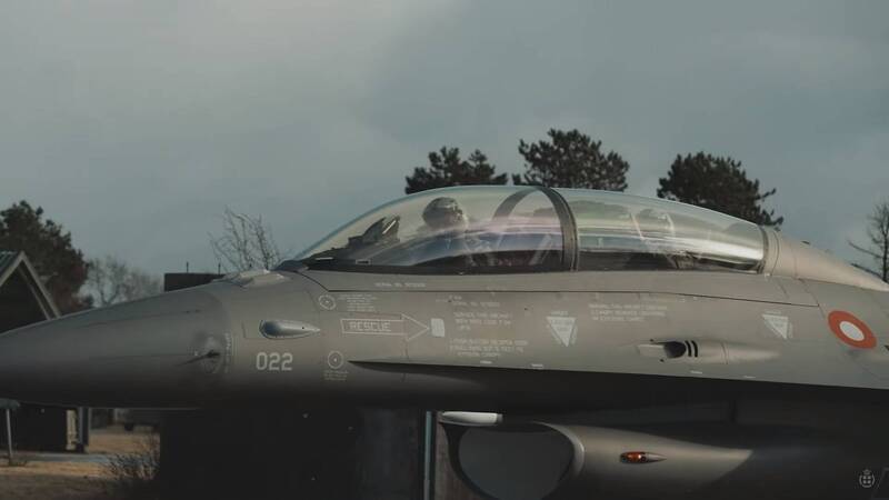 俄烏戰爭爆發已滿2年，而烏克蘭籌獲F-16戰機的計畫，自去年中啟動至今也進行超過半年，先前一直被官方視為高度機密的烏軍F-16飛行員，近日也在烏國官方媒體的採訪當中正式現身。（挪威國防部官方Youtube頻道）