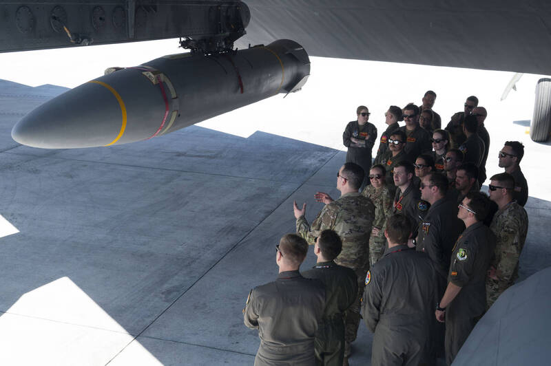 美國空軍安德森空軍基地官方網站上（2）月28日發布訊息，第23遠征轟炸機中隊及第49測評中隊的B-52轟炸機所屬官兵，上月27日參加「極音速武器熟悉訓練（hypersonic weapon familiarization training）」。（取自美軍安德森空軍基地官網）