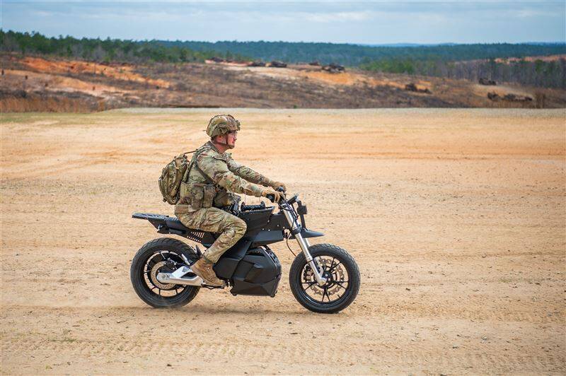 摩爾堡的實驗連測試將近50種不同的新興技術，圖為幾乎靜音的電動摩托車。（圖片擷取自摩爾堡基地）