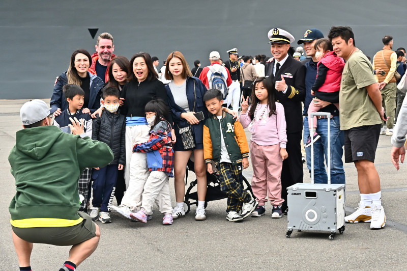 海軍敦睦遠航訓練支隊首站登陸高雄，軍眷家屬好友一同前來打氣合影。（記者李惠洲攝）