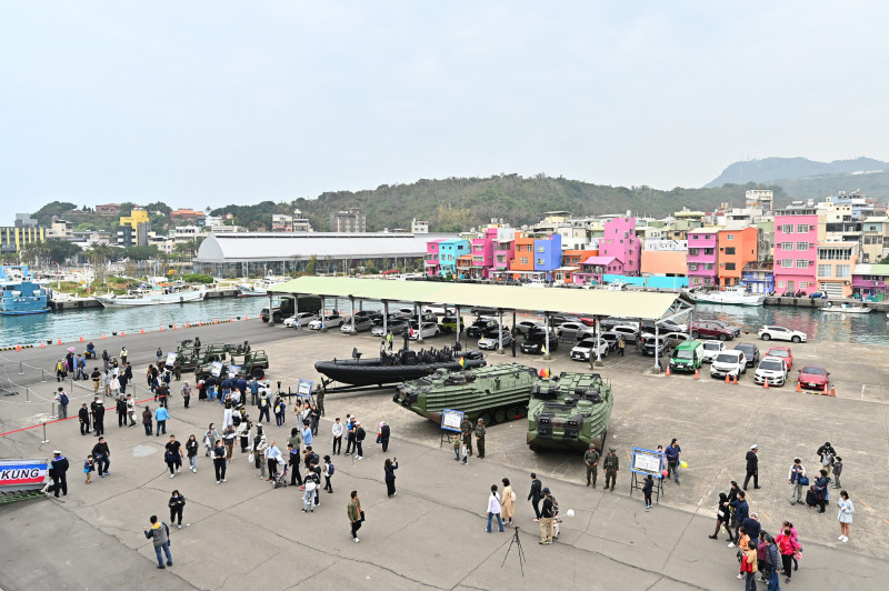 海軍敦睦遠航訓練支隊首站登陸高雄，許多民眾對海軍的武裝設備充滿好奇。（記者李惠洲攝）