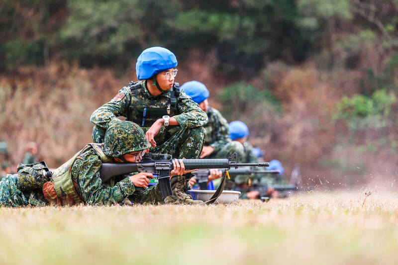 「基礎鑑定射擊」是以臥姿、無依托的方式，實施175公尺實彈射擊，並在測驗時限90秒內，自行完成3個彈匣、18發彈藥射擊，若遇槍枝故障須自行排除，以驗證役男們對T65K2步槍操作的熟練度。（軍聞社提供）