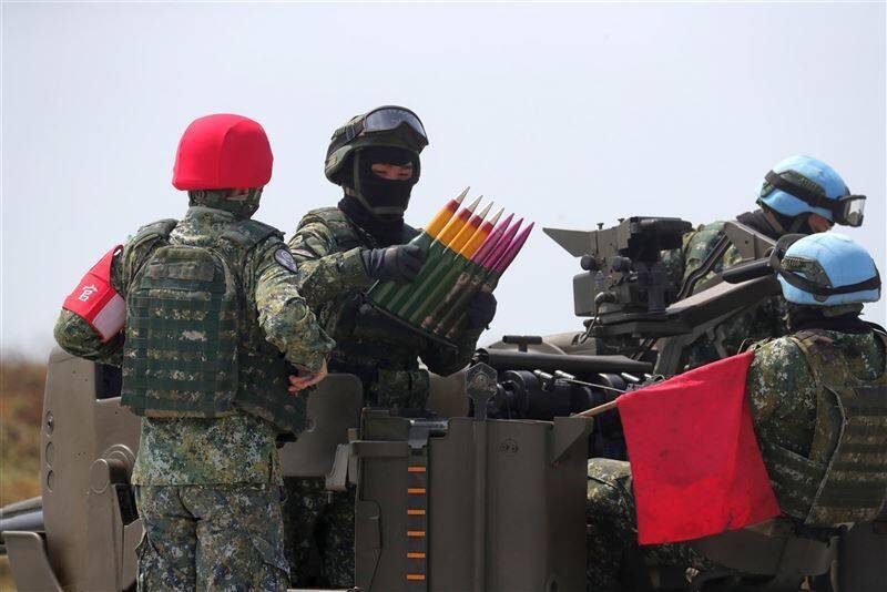圖為空軍防空303營官兵執行35快砲彈裝填，而官兵所著戰鬥個裝，有模組化防護頭盔、戰鬥背心、抗彈板等裝備。（青年日報）