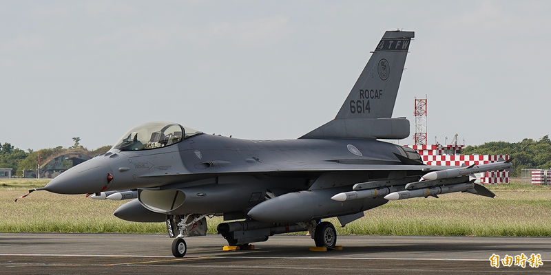 F-16V BLK20戰機在執行制空任務時，單機可掛載6枚AIM-120 中程空對空飛彈，分置在左右翼端及機翼下方，戰力可以有效威嚇丶壓制共軍戰機所帶來的威脅。（資料照）