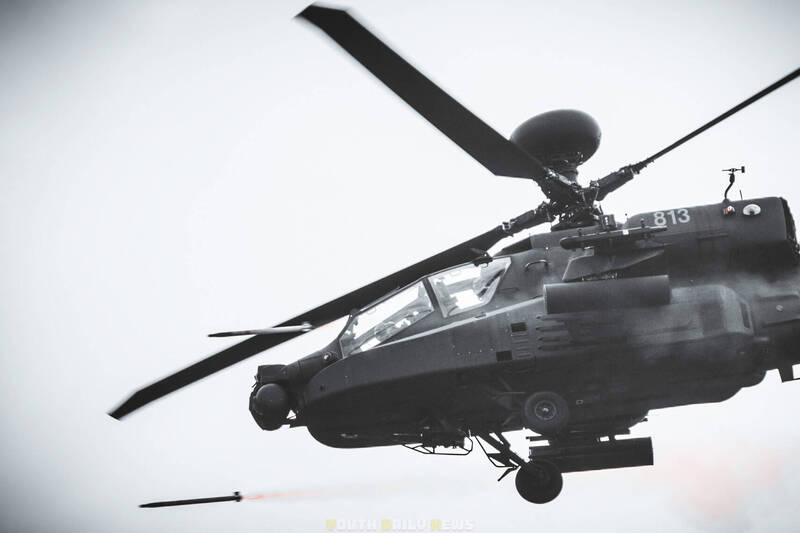 AH-64E攻擊直升機的「海神」火箭彈發射瞬間。（青年日報官方Facebook）
