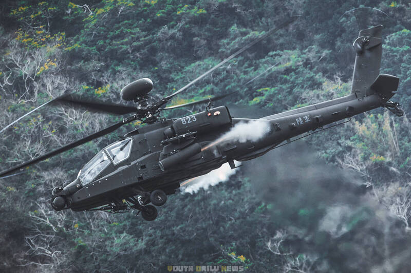AH-64E攻擊直升機的「海神」火箭彈發射瞬間。（青年日報官方Facebook）