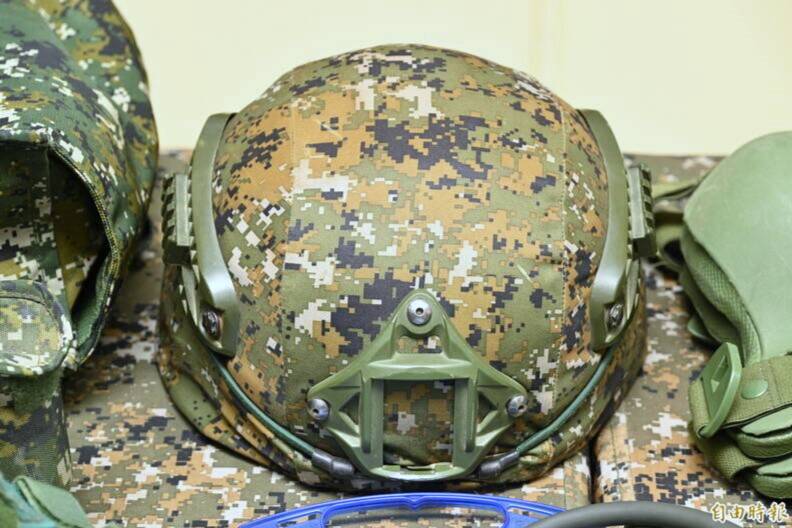 [新聞] 繼抗彈板後…「山姆小叔」實測國軍頭盔