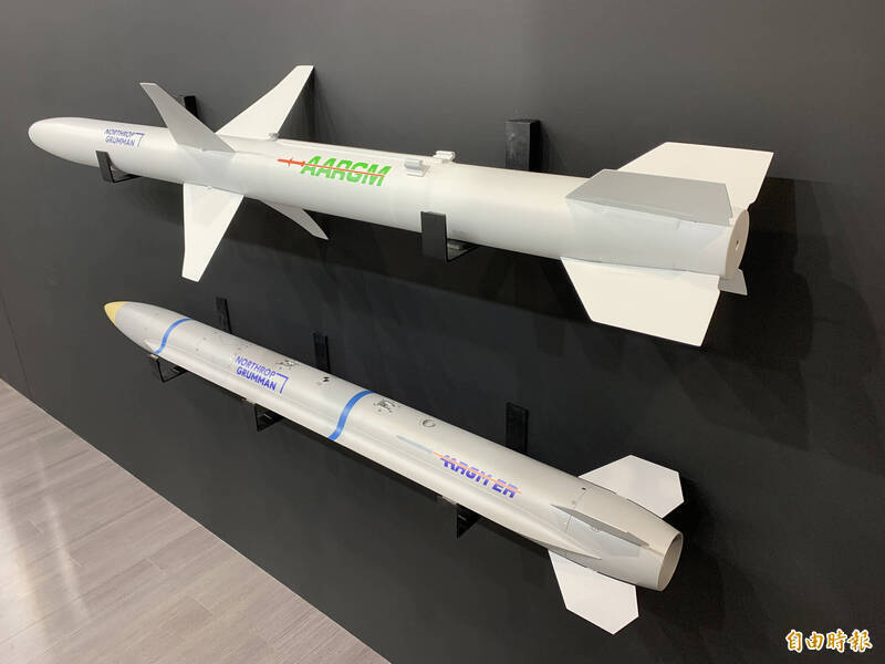 AGM-88G飛彈是由諾格旗下的軌道ATK子公司基於AGM-88E改良的增程型空對地飛彈。現已有美、澳、芬蘭、波蘭與荷蘭採購。圖為諾斯洛普．格魯曼去（2023）年於台北國防展展出的「先進反輻射導引飛彈」及其增程型（下）彈等比模型。（資料照，記者陳治程攝）