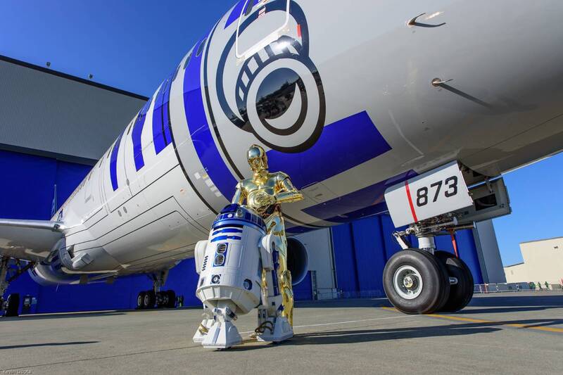 全球唯一的R2D2星際大戰彩繪機預計於5月4日飛抵台北松山機場。包括C3PO、R2D2等機器人都將亮相（取自全日空官網）