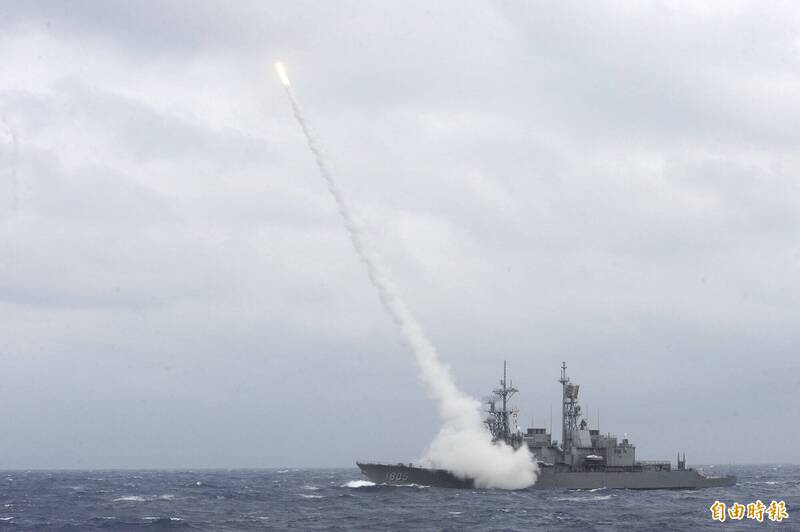 圖為海軍2013年9月於海標操演期間，由基隆級「馬公號」驅逐艦（DDG-1805），試射「標準二型」飛彈。（本報資料照）