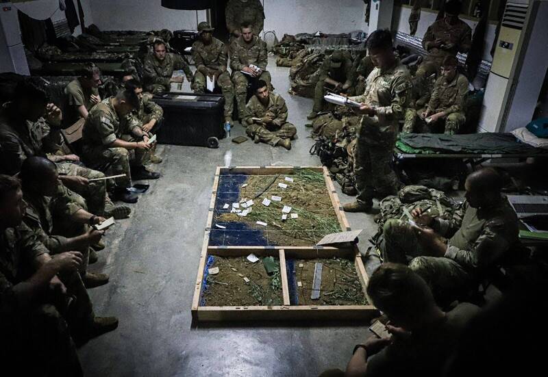 美國與澳洲官兵在參與巴丹島操演前召開會議。（取自美國陸軍第25步兵師臉書）