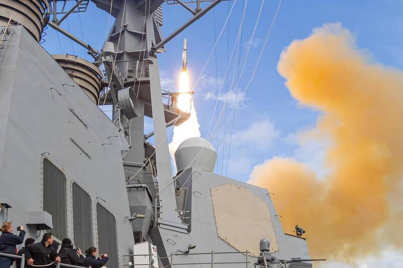 美軍海洋系統司令部（NAVSEA）上月底表示，現役唯一安裝「虛擬化」神盾戰鬥系統的伯克級「邱吉爾號」驅逐艦，今年2月在海上成功發射一枚標二飛彈並命中靶機，創下該艦首以該系統擊落靶機的紀錄。（美軍海洋系統司令部網站）