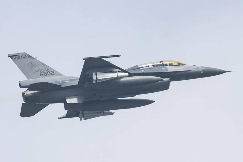 位於嘉義基地外，亦有民眾及航空迷拍攝到F-16V戰機近日掛載兩顆AGM-65「小牛飛彈」實彈升空的出擊畫面。（IDF經國號紛絲專頁提供）