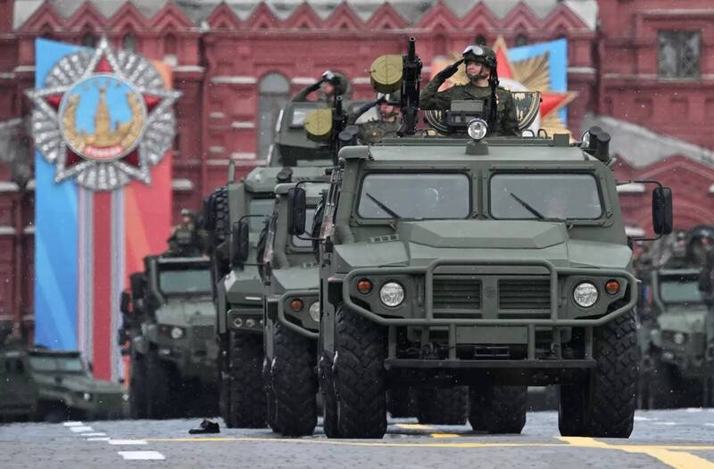 這次勝利日閱兵僅有一輛二戰古董T-34/85戰車開場，搭配數輛步兵輕裝甲載具（如圖），但閱兵豐富度仍比去年更佳。（圖片擷取自Sputnik）
