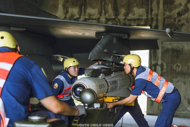 空軍近日於澎湖外海射擊了500磅的GBU-12雷射導引炸彈及AGM-65對地導引飛彈。圖為武掛人員於地面裝掛AGM-65「小牛飛彈」。（青年日報提供）
