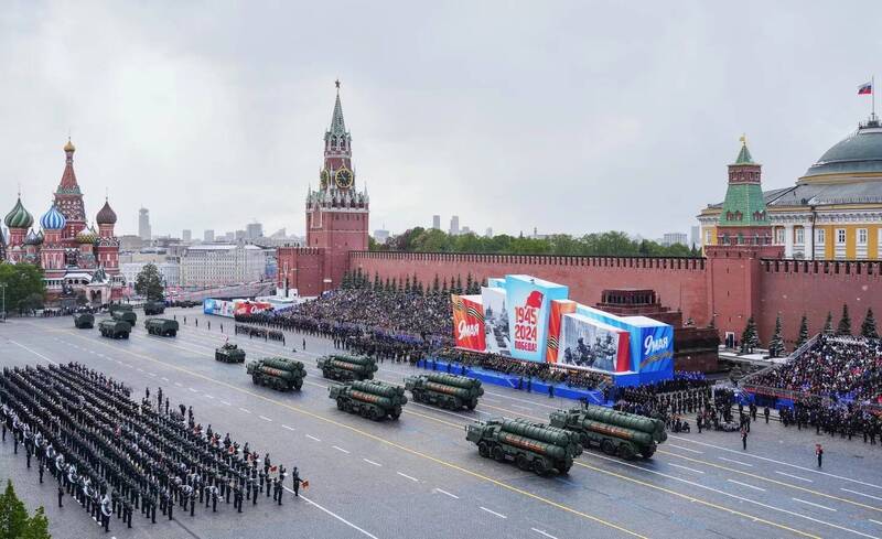 這次勝利日閱兵僅有一輛二戰古董T-34/85戰車開場，搭配數輛步兵輕裝甲載具、S-400防空飛彈車外，RS-24「亞爾斯」（Yars）洲際飛彈發射車則是閱兵場上最大的武器。圖為「伊斯坎德爾-M」車隊與S-400防空飛彈車隊。（圖片擷取自Sputnik）