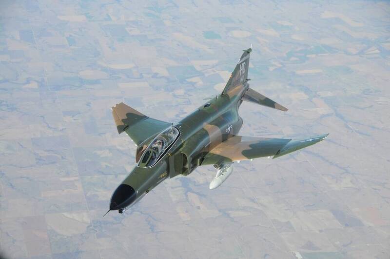 F-4戰機外型相當有特色，主機翼有如「兩段式」設計，機翼尾端角度明顯上揚，機尾水平翼則向下傾斜。（取自美軍DVIDS網站）