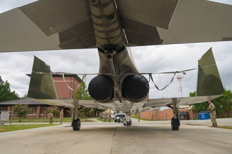 F-4戰機採用2具奇異J79-GE-17A發動機，開啟後燃器單具推力達1萬8000磅。注意照片中的F-4戰機機翼向上摺疊。（取自美軍DVIDS網站）