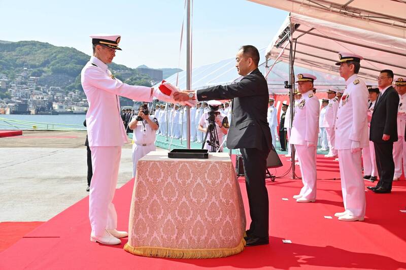 交艦儀式在三菱重工的長崎造船所舉行，由三菱重工及海自代表進行自衛艦旗授旗儀式。該艦交付後將編入位於京都府北方舞鶴海軍基地的第14護衛艦大隊。（圖片擷取自日本海上自衛隊臉書）
