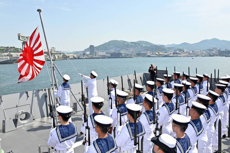 日本自衛隊官方臉書昨日也同步釋出交接典禮儀式的照片，包括自衛艦旗授旗儀式及艦艇官兵列隊升旗畫面。（圖片擷取自日本海上自衛隊臉書）