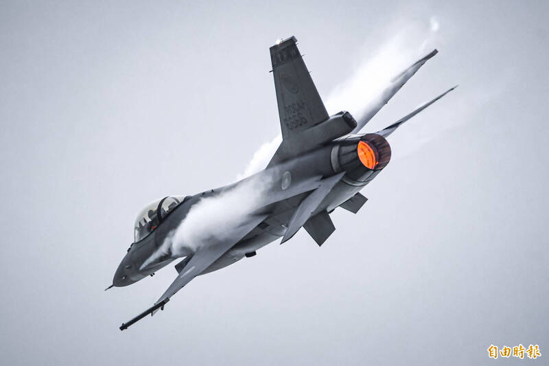 空軍編號6666的F-16V戰機，去年8月於清泉崗基地開放之際，執行特技課目預演。（資料照，記者劉宇捷攝）