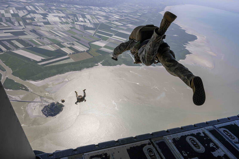 隸屬美軍第57傘降救援中隊（57th Rescue Squadron）的隊員，本月2日乘著一架MC-130J運輸機，自法國諾曼第上空跳下，向80年前的諾曼地登陸「D-Day」致敬。（截自美國國防部網站）