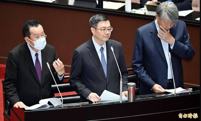 行政院長卓榮泰（中）14日出席立法院施政方針報告及備詢，與國防部長顧立雄（左）、經濟部長郭智輝（右）同台答詢。（記者廖振輝攝）